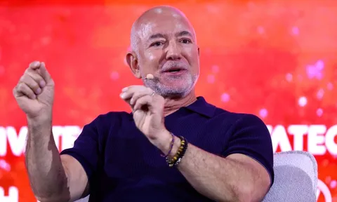 Jeff Bezos không mua Liverpool để chơi Football Manager