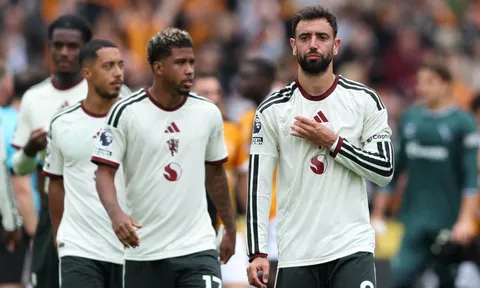 Premier League vừa khai màn, các ông lớn đã lộ những vết nứt