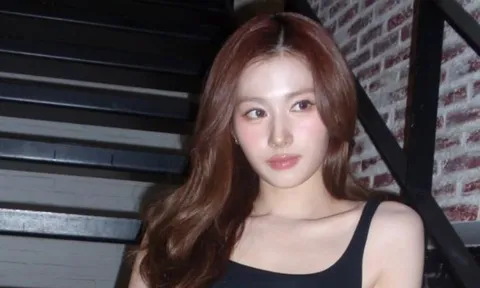 Sana (TWICE) khoe vẻ đẹp quyến rũ, xương quai xanh nổi bần bật