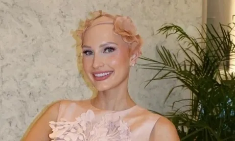 Miss World 2026: Hoa hậu Mỹ Mary Sickler gây xúc động với mái đầu rụng tóc phủ đầy hoa
