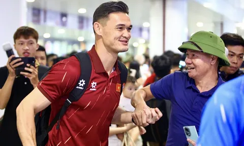Đội tuyển Việt Nam trở về Hà Nội sau chiến thắng trước Thái Lan