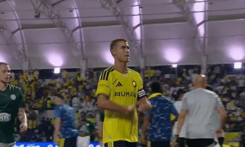 Ronaldo bực tức khi bị thay ra ngay đầu hiệp hai