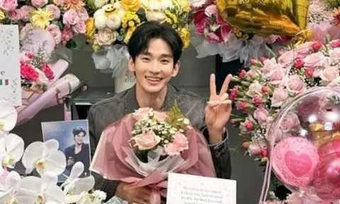 Ngoại hình gây chú ý của Kim Soo Hyun khi tái xuất