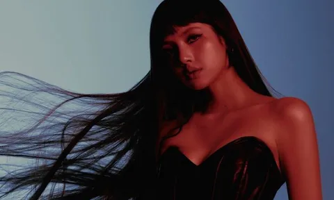 Lisa (BLACKPINK) khoe khí chất quyến rũ khác lạ
