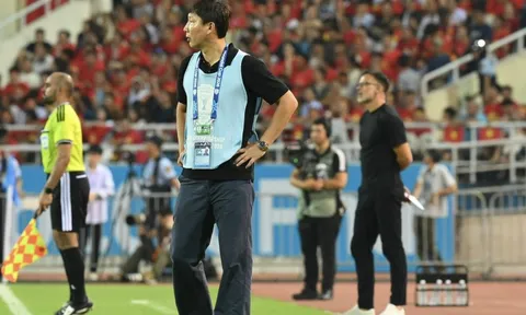 Lý do HLV Kim Sang-sik phải khoác áo bib