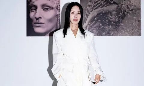 Uhm Jung Hwa ở tuổi 57 vẫn cực chất, diện crop-top đầy cá tính