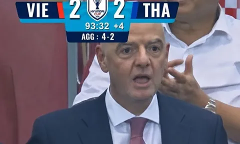 Khoảnh khắc 'há hốc mồm' của Chủ tịch FIFA gây sốt