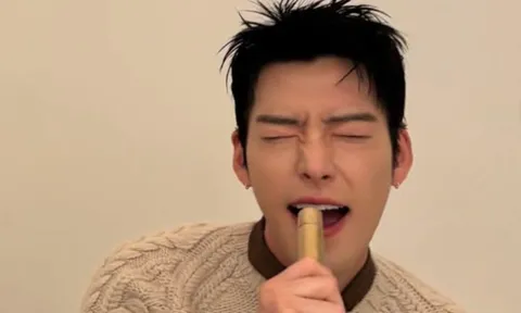 Kim Woo Bin khoe hình thể săn chắc, dân tình réo gọi Shin Min Ah