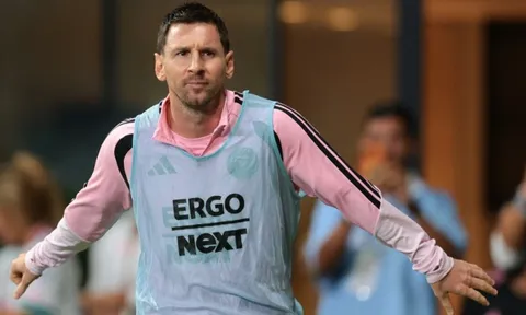 Đồng đội 21 năm trước giờ dẫn dắt Messi