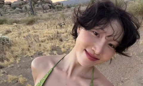 Hwasa (MAMAMOO) khoe vóc dáng mảnh mai