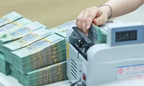 Nhiều người tất toán trước hạn sổ tiết kiệm để gửi lại