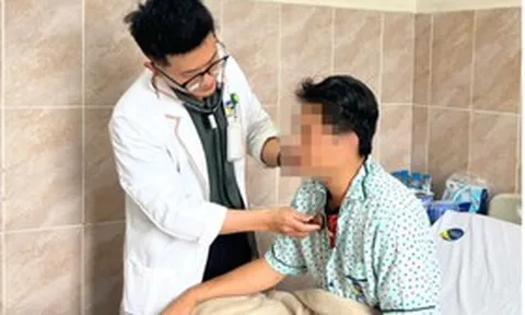 Sốt 40 độ sau chuyến du lịch, người đàn ông 34 tuổi ho ra máu, nguy kịch vì một sai lầm
