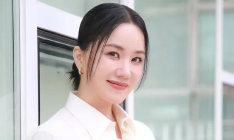 Uhm Jung Hwa tiết lộ bí quyết giữ dáng và chăm da ở tuổi U60