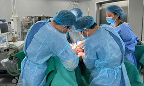 Giấu bệnh để con yên tâm làm ăn, ngày nhập viện khối ung thư lớn tới 20cm