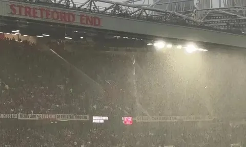 'Thác nước' lại xuất hiện ở Old Trafford khiến CĐV MU ngán ngẩm