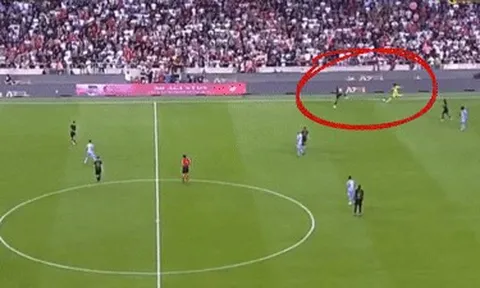 Pha bóng ngớ ngẩn của Onana