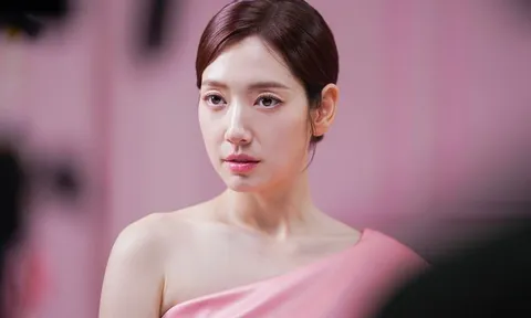 Park Shin Hye khoe nhan sắc rạng rỡ khi sắp sinh con thứ hai