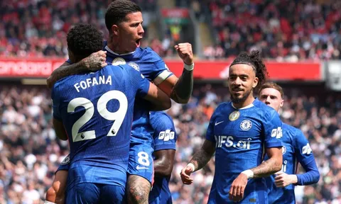 Nghịch lý tiền vệ 100 triệu bảng ở Premier League