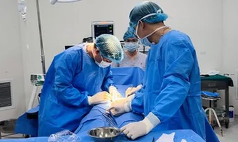 Viên sỏi hơn 1cm biến quả thận thành túi mủ gần 3 lít