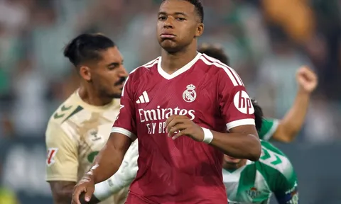Vì sao quả penalty của Mbappe không được đá lại?