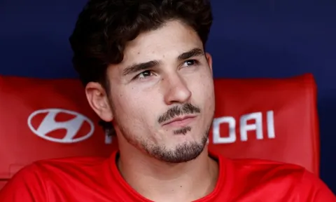Mùa hè hỗn loạn vẫn đeo bám Julian Alvarez
