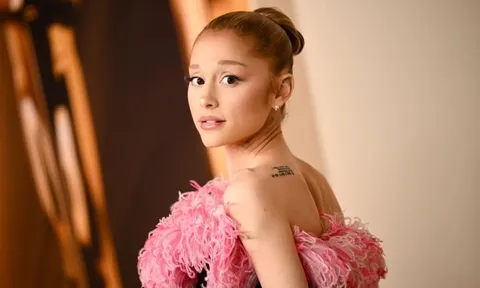 Ariana Grande bị bắt gặp hôn đắm đuối bạn trai trong hậu trường