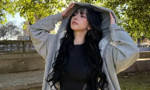 Karina (aespa) khoe khéo vòng eo thon gọn