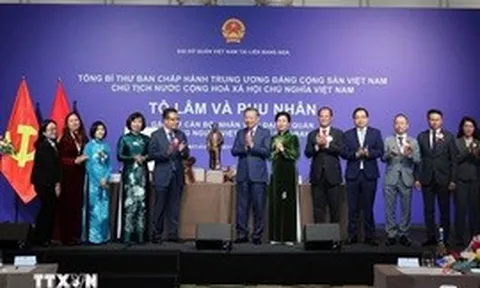 Tổng Bí thư, Chủ tịch nước Tô Lâm gặp gỡ cán bộ, nhân viên Đại sứ quán và cộng đồng người Việt Nam tại Liên bang Nga