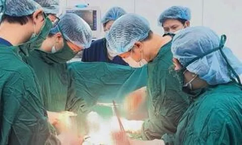 Bác sĩ 'bắt' trúng biến chứng cực hiếm cứu thai phụ 36 tuần