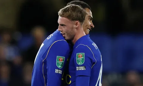 Chelsea thắng điên rồ sau màn tự làm khó mình
