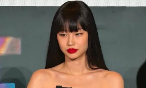 Nữ diễn viên Jung Ho Yeon khoe xương quai xanh nổi bật