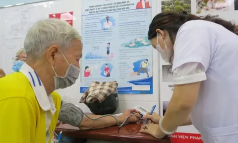 Đặt mục tiêu 100% người cao tuổi được bao phủ bảo hiểm y tế