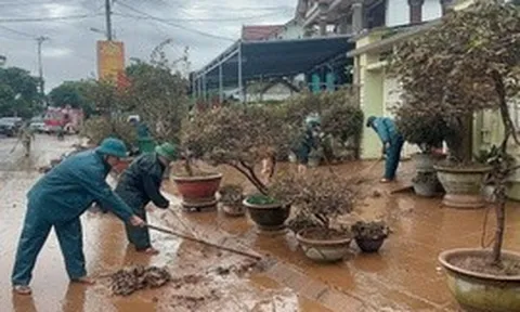 Quảng Trị: Bộ đội về từng khu dân cư giúp nhân dân dọn bùn sau lũ