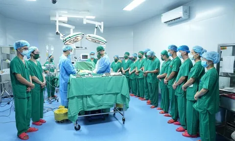 Gần 20 y bác sĩ cúi đầu trước người hiến tạng: Sự sống được tiếp nối