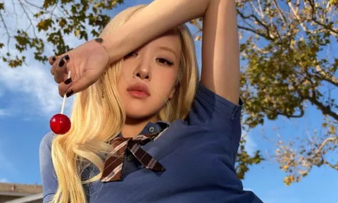 Rosé (BLACKPINK) khoe vóc dáng mảnh mai, vòng eo nhỏ đến khó tin