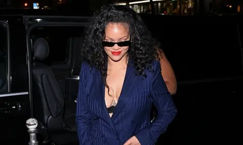 Rihanna gây chú ý khi diện suit không áo đến xem Céline Dion biểu diễn tại Paris