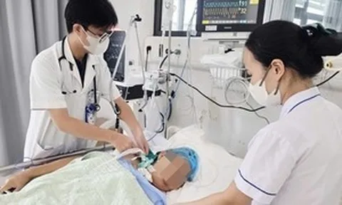 Cứng hàm, phải thở máy sau 2 tuần bị gai hoa giấy đâm vào chân