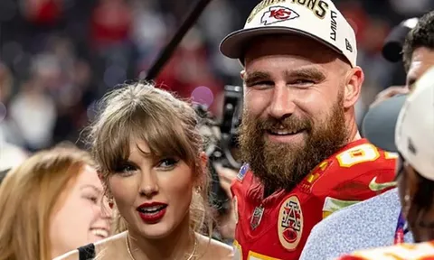 Cặp đôi mới cưới Taylor Swift và Travis Kelce chụp ảnh selfie đầy ngọt ngào