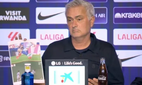 Hành động khiến Mourinho bị chê cười