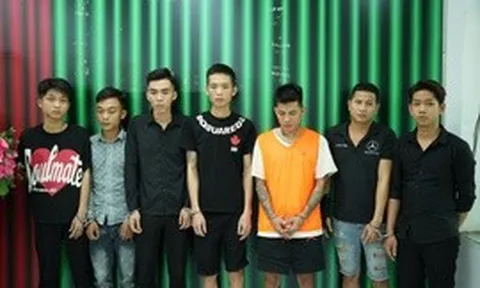 Giữ khẩn cấp 7 người trong vụ ô tô tông vào đám đông trước quán ăn ở TPHCM