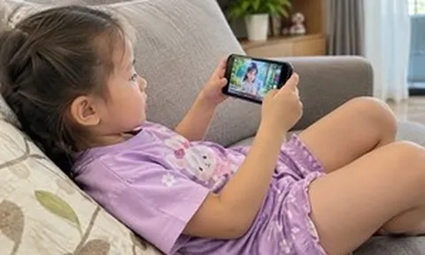 Trẻ xem video ngắn hàng giờ, khó tập trung và không chịu được buồn chán
