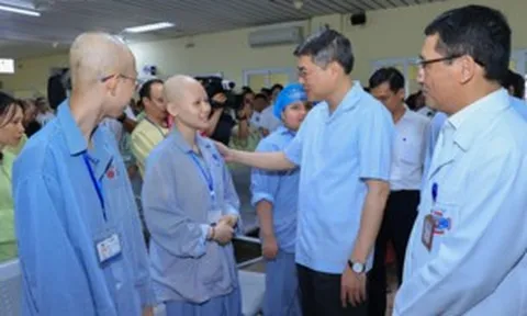 Thủ tướng Lê Minh Hưng thăm, tặng quà Trung Thu cho bệnh nhi tại Bệnh viện K