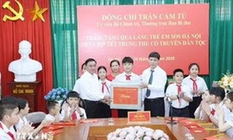 Thường trực Ban Bí thư Trần Cẩm Tú trao quà Trung Thu cho Làng trẻ em SOS Hà Nội