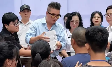 Đàm Vĩnh Hưng mang Tết Trung thu đến những mảnh đời khó khăn