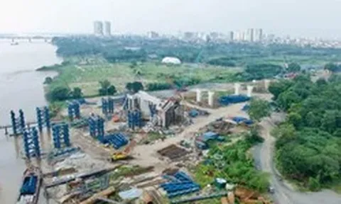 Tạm đóng đường đê Long Biên - Xuân Quan vào ban đêm để thi công cầu Trần Hưng Đạo