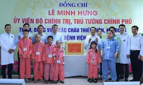 Thủ tướng trao quà của Tổng Bí thư, Chủ tịch nước Tô Lâm tặng các bệnh nhi ung thư