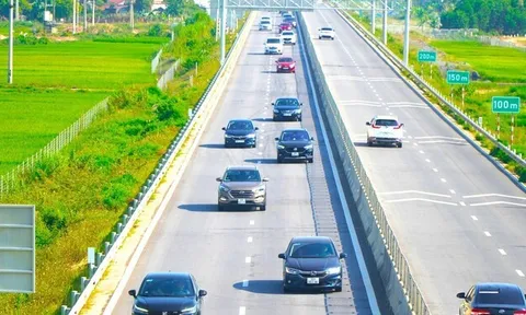Cấm học viên tập lái ô tô tại làn cao tốc sát dải phân cách giữa
