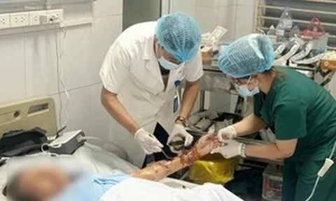 Lóc da, hở lộ xương sau khi bị chó nhà nuôi tấn công