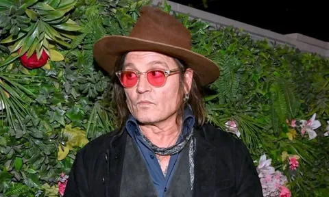 Johnny Depp gây khó hiểu khi bất ngờ ăn lá cây tại sự kiện ở Las Vegas