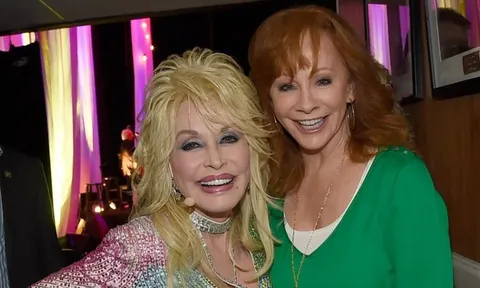 Reba McEntire day dứt vì cuộc gọi nhỡ của Dolly Parton